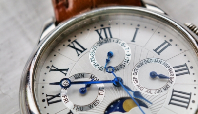 close up photography of wristwatch